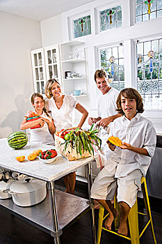 年轻家庭,厨房,新鲜水果,蔬菜,男孩,吃,芒果