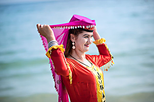 海边,沙滩,新疆哈萨克族女孩,民族服饰
