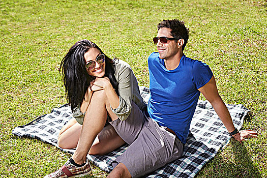 坐,夫妇,野餐毯,公园