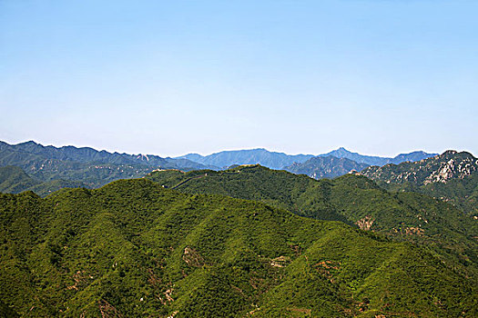 植被茂盛巍峨的青山和雄伟蜿蜒的长城