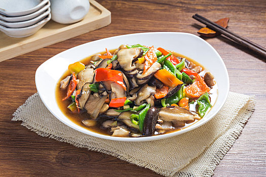 中式家常菜肴青红椒炒香菇