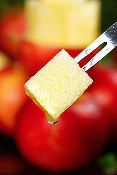 叉子上插着苹果果肉