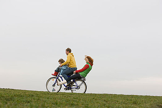 年轻家庭,骑,自行车,一起
