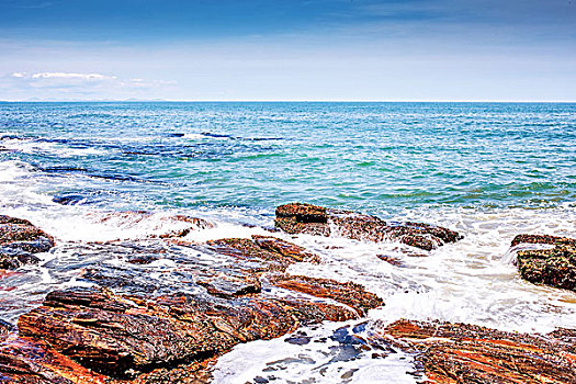 巽寮湾蓝天岩石海滩自然风光