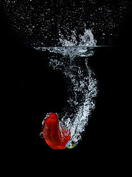 红辣椒掉入水中