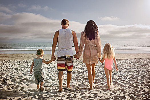 年轻家庭,握手,一起,海滩,后视图