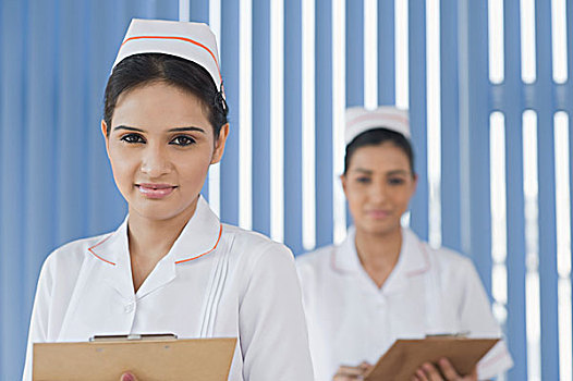 两个,女性,医护人员,拿着,写字板,微笑,印度