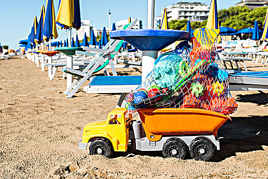 玩具卡车,玩具,海滩,靠近,海滩伞,沙子