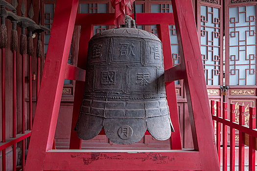四川德阳广汉房湖公园广汉文庙孔庙戟门里的钟