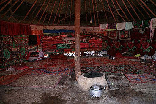新疆,甘肃交界野马泉戈壁内的一家哈萨克民族的帐篷