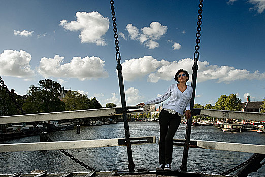 女人,站立,桥,阿姆斯特丹