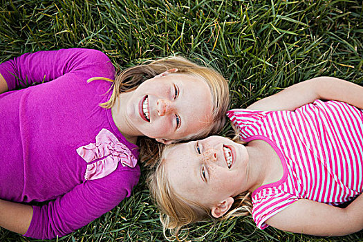 头像,两个,姐妹,微笑,俯视,两个女孩,躺着,后背,草地,头挨头