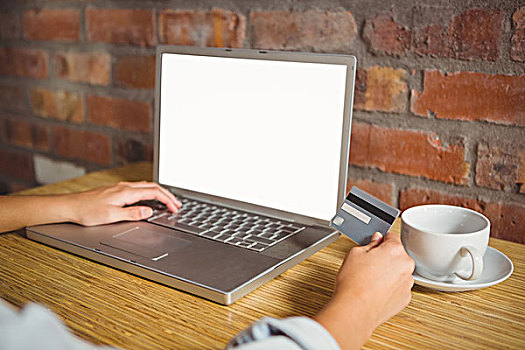 女人,网上购物,拿着,信用卡,咖啡馆