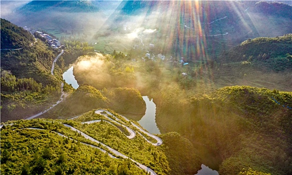 重庆酉阳,夏日乡村公路美如画