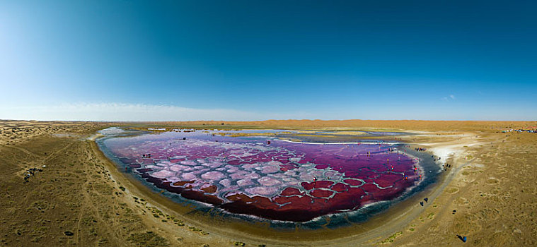内蒙古阿拉善腾格里沙漠多彩湖泊