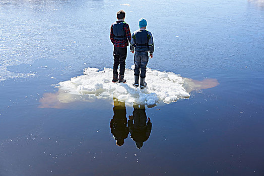 两个男孩,站立,冰,湖,后视图