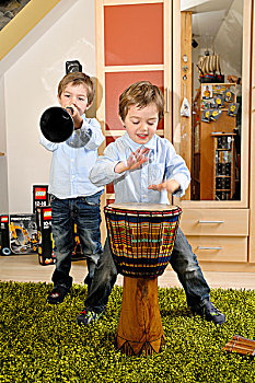 双胞胎,男孩,演奏音乐,一起,鼓