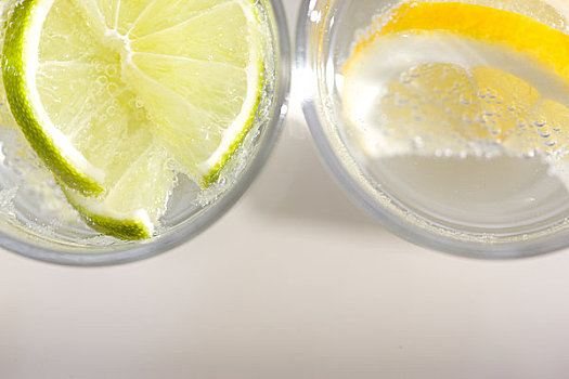 局部,特写,两个,玻璃杯,汽水,柠檬