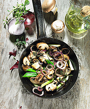 油炸,蘑菇,红洋葱,小洋葱,百里香,马郁兰,橄榄油