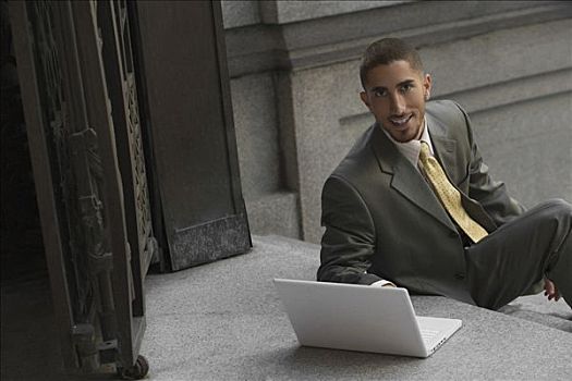 肖像,商务人士,坐,笔记本电脑