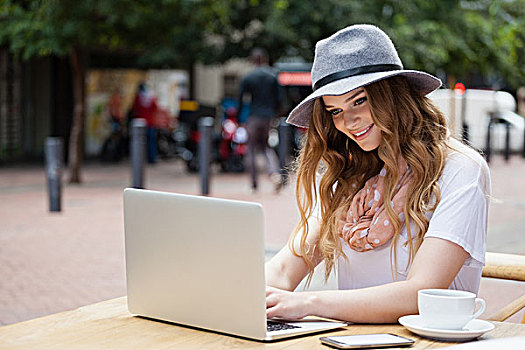 女人,戴着,帽子,数码,笔记本电脑,桌子,街边咖啡厅