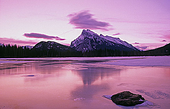 日出,上方,伦多山,反射,冰,朱红色,湖,班芙国家公园,艾伯塔省,加拿大