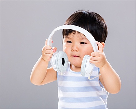 男婴,听,音乐,头戴式耳机