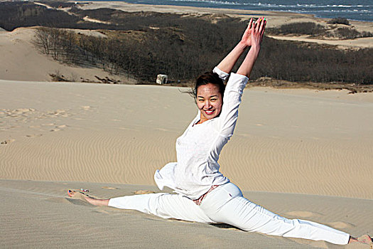 沙漠中练瑜伽