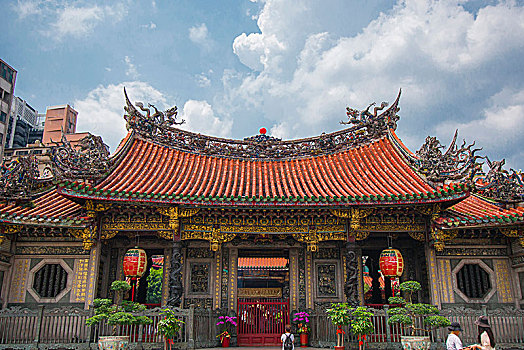 台湾台北著名的寺庙,百年历史的龙山寺,虔诚的信众祈祷,求平安