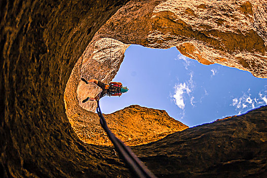 男人,登山绳降,仰视,史密斯岩石州立公园,俄勒冈,美国