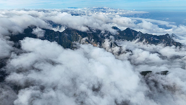 河南三门峡,汉山景区云雾缭绕好似仙境