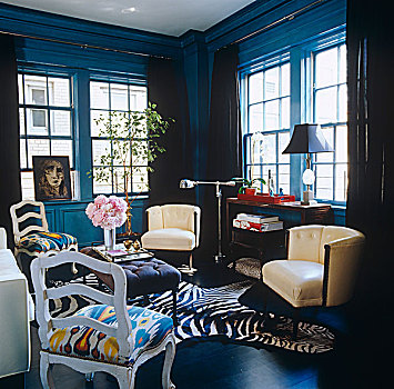 一对,40年代,椅子,桌子,下方,窗户,光泽,蓝色,客厅