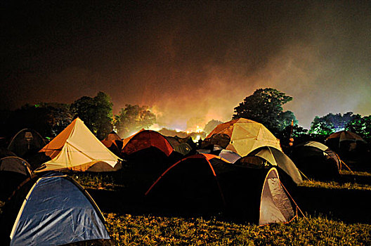 节日,帐篷,夜晚,天空,满,橙色,烟,后面,格拉斯通贝利,英国,2008年