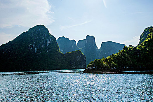 越南广宁鸿基市下龙湾海上石林