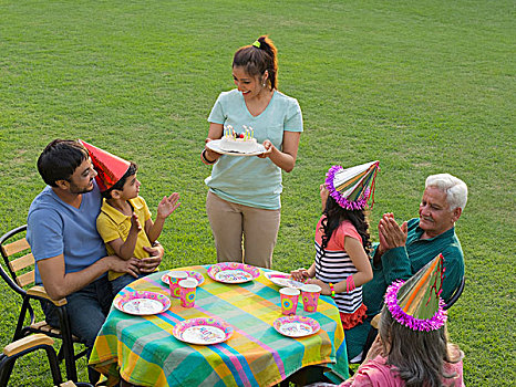母亲,生日蛋糕,桌子,孩子,4-5岁,户外
