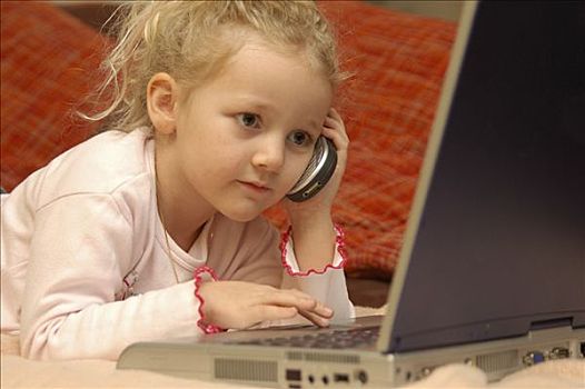 小女孩,笔记本电脑,使用笔记本