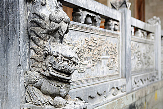 北岸吴氏宗祠内的石雕狮和石雕栏板
