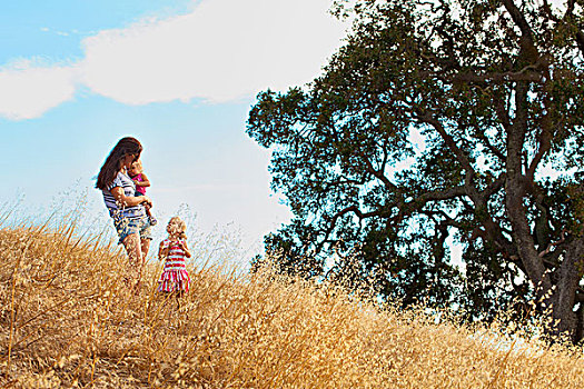 母亲,女儿,走,山,州立公园,加利福尼亚,美国