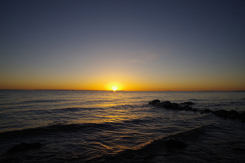 夕阳与海的照片图片
