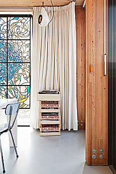 一堆,木质,板条箱,正面,齐地,苍白,帘,靠近,彩色玻璃窗