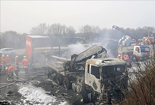 消防员,消防,两个,卡车,意外,高速公路,巴登符腾堡,德国,欧洲