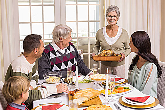 祖母,拿着,土耳其烤肉,家庭,餐桌