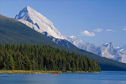 红色,独木舟,靠近,岸边,玛琳湖,顶峰,背景,山谷,碧玉国家公园,艾伯塔省,加拿大