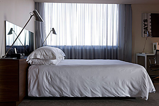 透明,帘,窗边,卧室,双人床,床边,灯