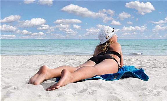 女孩,帽子,白色,沙滩,蓝绿色海水,躺着,蓝色,毛巾