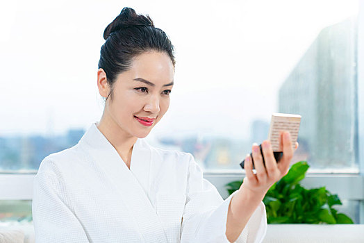 年輕女子化妝