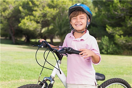 微笑,小男孩,戴着,头盔,自行车,公园
