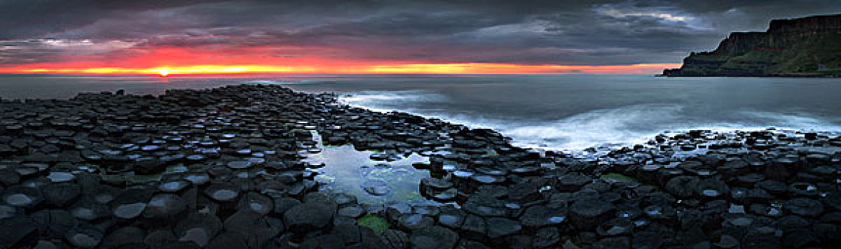 日落下的北爱尔兰巨人之路海岸
