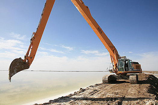 青海格尔木盐场在盐湖挖掘作业的挖掘机