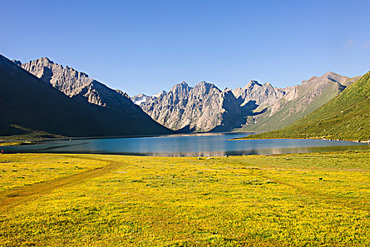 青海久治县年宝玉则山峰